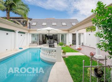 Casa · 371m² · 5 Ambientes · 1 Cochera · Casa en Bernal - Venta