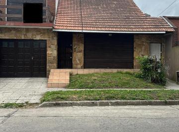 Casa · 136m² · 5 Ambientes · 1 Cochera · PH Tipo Casa Al Frente
