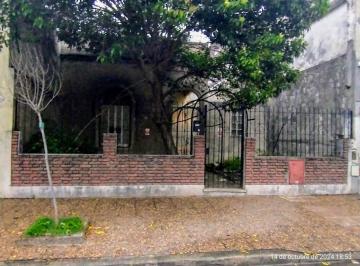 Casa de 4 ambientes, Pompeya · Casa con Jardín y Posibilidad de Hacer Cochera