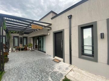 Casa · 212m² · 6 Ambientes · Casa en Calle 25 Entre 86 y 88