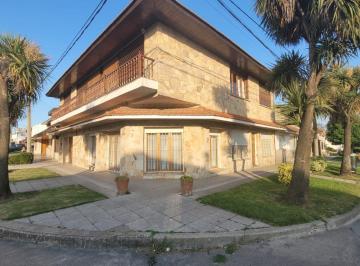 Casa · 260m² · 10 Ambientes · 1 Cochera · Casa en Las Avs