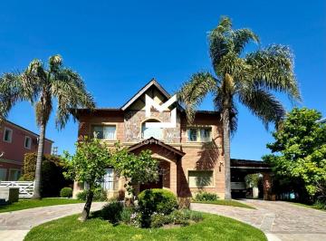 Casa · 268m² · 5 Ambientes · 2 Cocheras · Categorico y Moderno Chalet en Barrio Altos del Sol