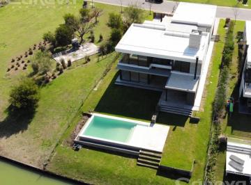 Casa · 379m² · 5 Ambientes · Casa en El Golf