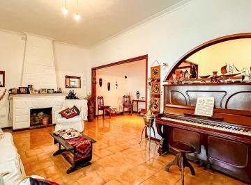 Casa · 243m² · 5 Ambientes · 2 Cocheras · Casa de 5 Amb en Excelente Zona de Chauvín