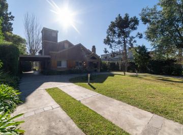Casa de 5 ambientes, Cañuelas · Destacada Propiedad en Venta con Vista Al Golf. Club de Campo La Martona.