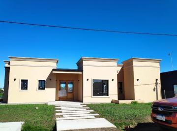 Casa · 150m² · 3 Ambientes · 2 Cocheras · Hermosa Casa, Loma Verde Escobar