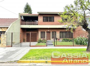 Casa · 390m² · 6 Ambientes · 5 Cocheras · Chalet 6 Ambientes Sobre Amplio Lote de 700 m², 5 Dorm., Fondo C/piscina