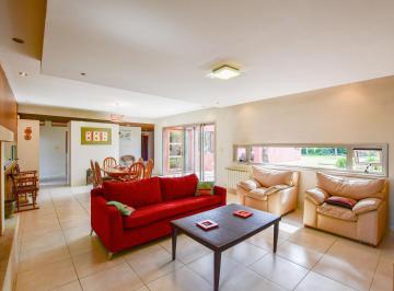 Casa · 250m² · 6 Ambientes · 2 Cocheras · Casa Destacada en City Bell de 250 m²