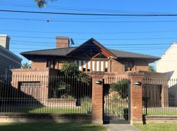 Casa · 420m² · 3 Dormitorios · Casa en Venta Pje Benito Lynch 4700