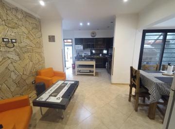 Casa · 150m² · 5 Ambientes · 1 Cochera · Casa de Cinco Ambientes en Lanús