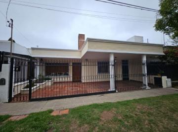 Casa · 146m² · 4 Ambientes · Jardin Espinosa, Casa de 3 Dorm. en Venta, Patio, Asador, Cochera.