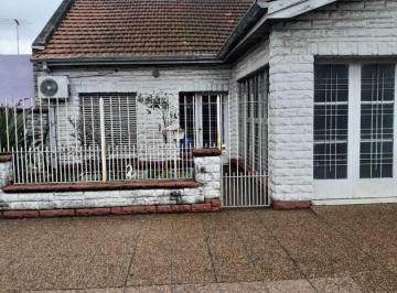 Casa · 120m² · 4 Ambientes · 1 Cochera · Casa a Reciclar en Venta en Lanús Este