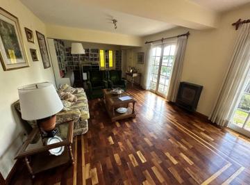 Casa · 200m² · 6 Ambientes · 2 Cocheras · Amplia Casa de 3 Dorm., 2 Baños. Excelente Estado.