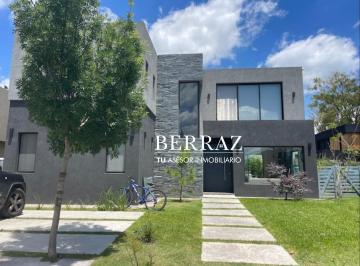 Casa · 260m² · 5 Ambientes · 2 Cocheras · Casa Venta 5 Ambientes en Lagoon Pilar Lote de 450 m²