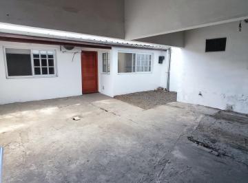 Casa · 55m² · 2 Ambientes · 2 Cocheras · Casa en Güemes Al 500, Temperley