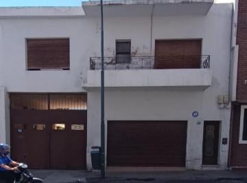 Casa · 388m² · 4 Ambientes · 3 Cocheras · Venta Casa Alberdi Refaccionar Demoler 411 m Terreno