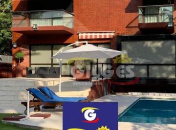 Casa · 600m² · 10 Ambientes · 1 Cochera · Venta de Casa 10 Amb. en Olivos de Categoría C/parque y Piscina Exc. Ubicación