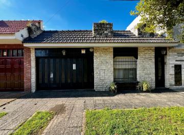 Casa · 160m² · 6 Ambientes · 1 Cochera · Casa en Venta 3 Dorm. con Patio y Pileta