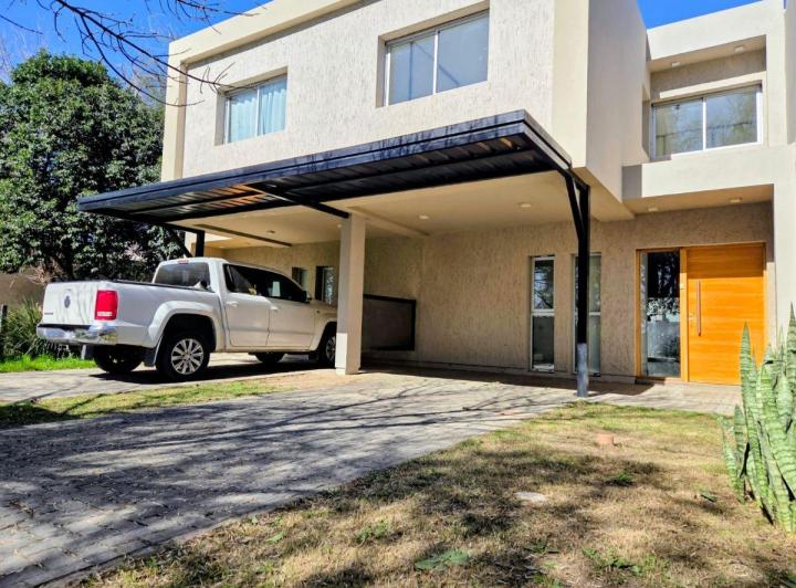 Casa · 140m² · 5 Ambientes · 2 Cocheras