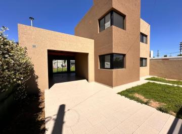 Casa · 166m² · 5 Ambientes · 2 Cocheras · Casa con Pileta en Ts2 a m del Bv Principal. Excelente Ubicación y Terminaciones
