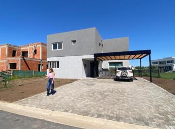 Casa · 199m² · 5 Ambientes · 2 Cocheras · Casa Al La Venta en Santa Ana Interna