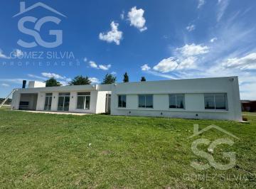 Casa · 225m² · 5 Ambientes · 1 Cochera · Casa en Venta 5 Ambientes Comarcas de Lujan