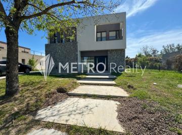 Casa · 208m² · 8 Ambientes · Casa en Haras de Santa María, Barrio Los Eucaliptos, Lote 30