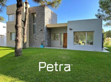 Casa · 200m² · 5 Ambientes · Casa en Venta en Costa Esmeralda. Fondo Al Campo de Golf. Gas Natural