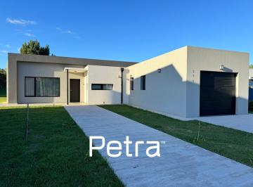 Casa · 175m² · 5 Ambientes · 1 Cochera · Casa en Venta en Costa Esmeralda. 4 Hab. y Gas Natural. Fondo Libre