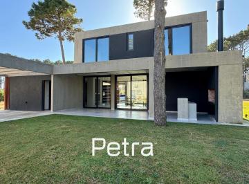 Casa · 240m² · 5 Ambientes · Casa en Venta Ubicada en Barrio Pioneros Pinamar