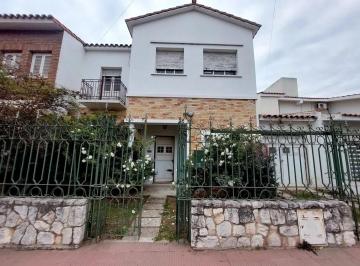 Casa · 197m² · 5 Ambientes · Cba - Casa en Crisol Sur - 2ptas - 4dorm - 3bños - Coci/comedor - Patio C/asador - Terr - Coch 2 Autos - Sup 218 m²