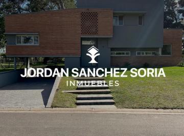 Casa · 255m² · 5 Ambientes · 4 Cocheras · Casa en Barrio Monet