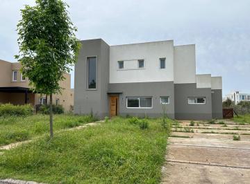 Casa · 173m² · 4 Ambientes · Casa en Dos Plantas Al Agua