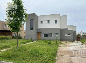 Casa · 173m² · 4 Ambientes · Casa en Dos Plantas Al Agua