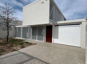 Casa · 450m² · 4 Ambientes · 1 Cochera · Casa en Barrio El Bosque