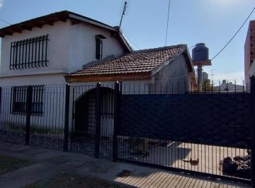 Casa · 90m² · 3 Ambientes · 1 Cochera · Venta Casa 3 Ambientes con Jardin Excelente Ubicacion Remoderado