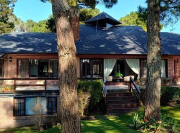 Casa · 250m² · 6 Ambientes · 2 Cocheras · Casa en Golf Nuevo