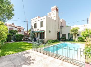 Casa · 277m² · 8 Ambientes · 1 Cochera · Sensacional Casa Antigua en Pleno Martínez, con Jardín, Piscina y Cerca de Todo, en Venta.