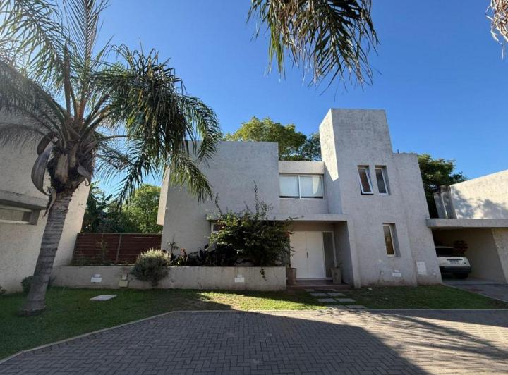 Casa · 150m² · 4 Ambientes · 3 Cocheras