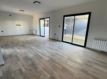 Casa · 140m² · 4 Ambientes · 2 Cocheras · Dúplex a La Venta a Estrenar La Calandria