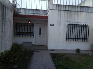 Casa de 4 ambientes, Ituzaingó · Apto Credito! Solida Propiedad Mas Departamento Al Frente, Terraza