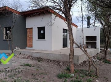 Casa · 53m² · 3 Ambientes · 1 Cochera · Venta de Casa con Gas Natural en Villa de Merlo