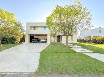 Casa · 301m² · 7 Ambientes · 2 Cocheras · Casa de 4 Dorm. - Kentucky Club de Campo