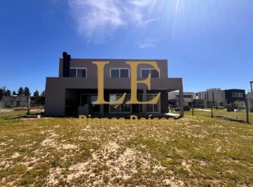 Casa · 308m² · 5 Ambientes · 6 Cocheras · Venta Casa a La Laguna Santa Ana Villa Nueva