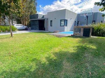 Casa · 230m² · 4 Ambientes · Venta | Casa de 4 Ambientes | Arenas del Sur | Toma Permuta