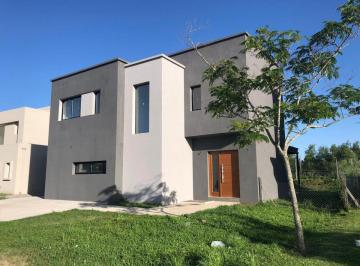 Casa · 180m² · 4 Ambientes · 2 Cocheras · Casa en Venta Puertos del Lago Acacias