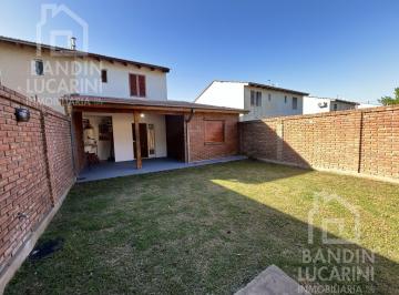 Casa · 100m² · 4 Ambientes · 1 Cochera · Casa en Venta en Berazategui 3 Habitaciones. Impecable. Apto Credito.