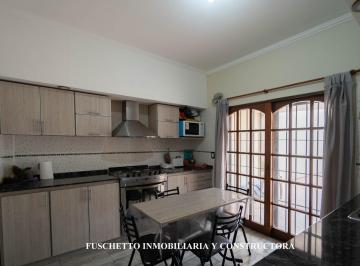 Casa · 142m² · 5 Ambientes · 2 Cocheras · Venta Casa en Lote Propio 415 m² en Ciudad Madero. Apta Credito.