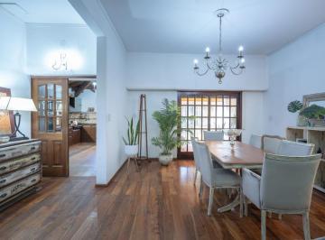 Casa · 200m² · 4 Ambientes · 1 Cochera · Venta de Casa de 4 Ambientes en Tapiales