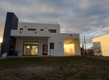 Casa · 200m² · 3 Dormitorios · 2 Cocheras · Vendo Casa de Categoria Barrio Privado Tejas 4